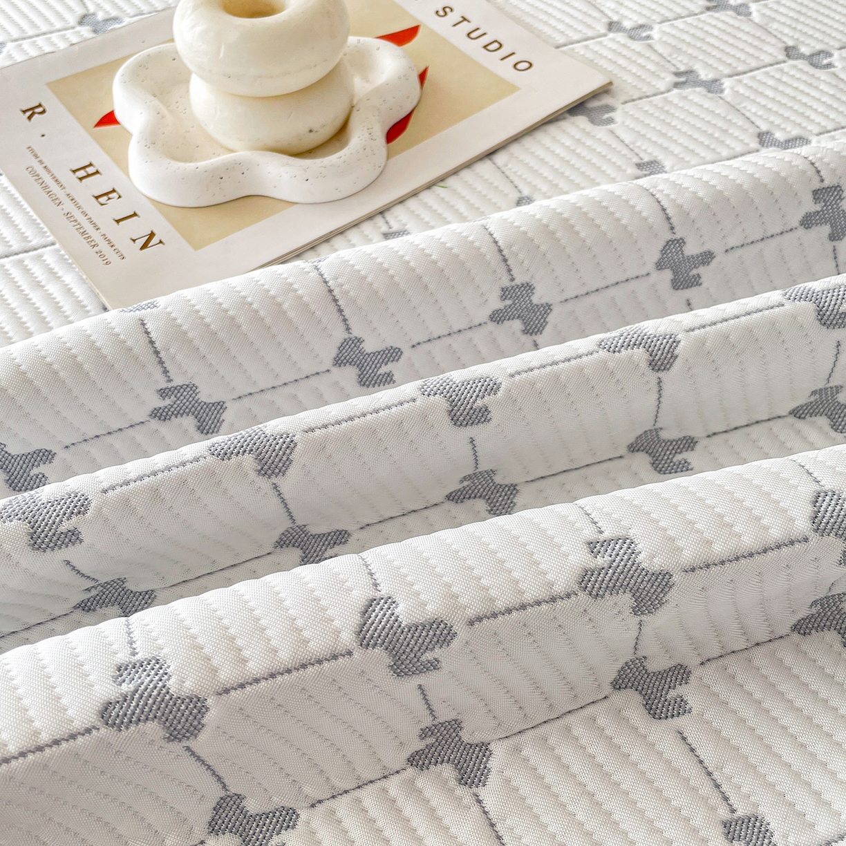 91家纺网 家纺一手货源 找家纺 莱凯家纺 2026新款550gPE提花床裙款凉席席子 小马菱格