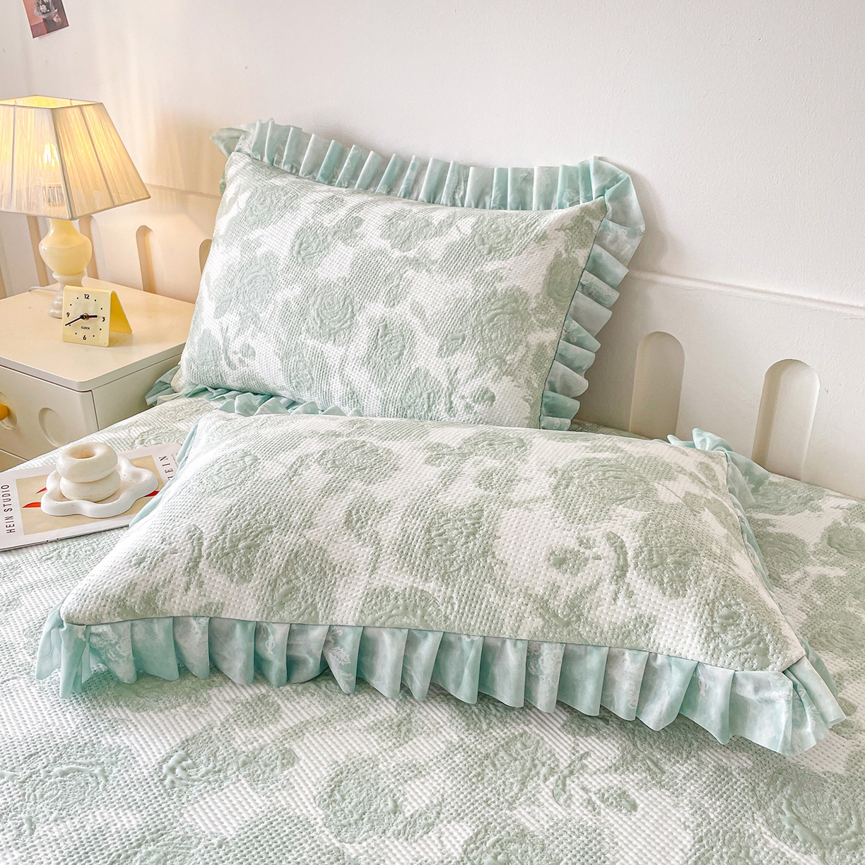 91家纺网 家纺一手货源 找家纺 莱凯家纺 2026新款550gPE提花床裙款凉席席子 雾影玫瑰-绿