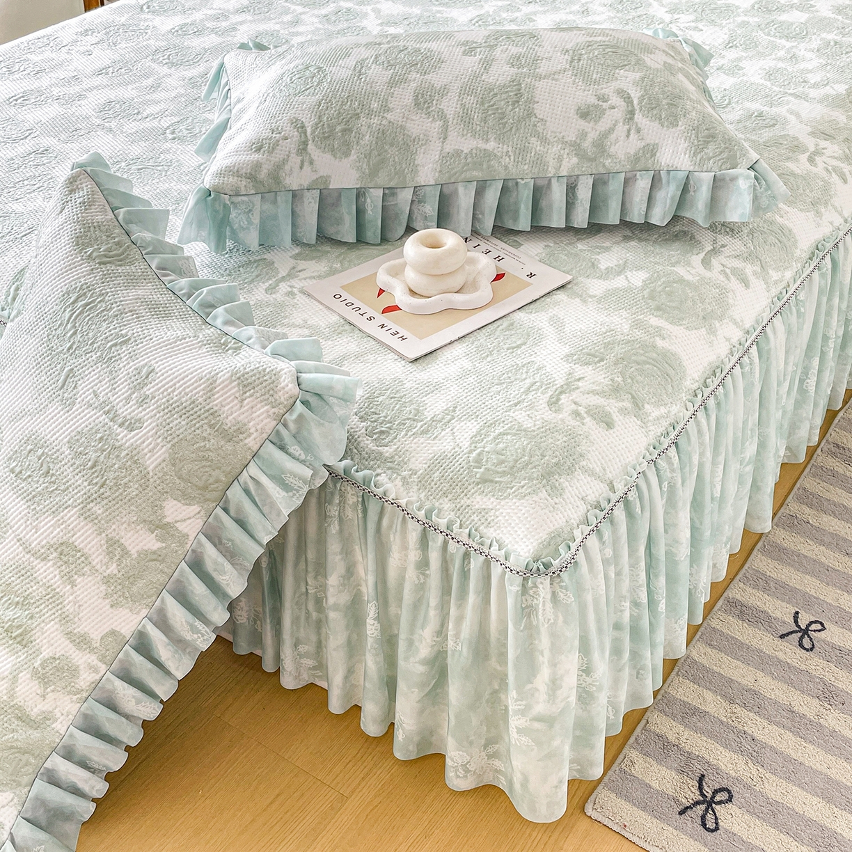 91家纺网 家纺一手货源 找家纺 莱凯家纺 2026新款550gPE提花床裙款凉席席子 雾影玫瑰-绿