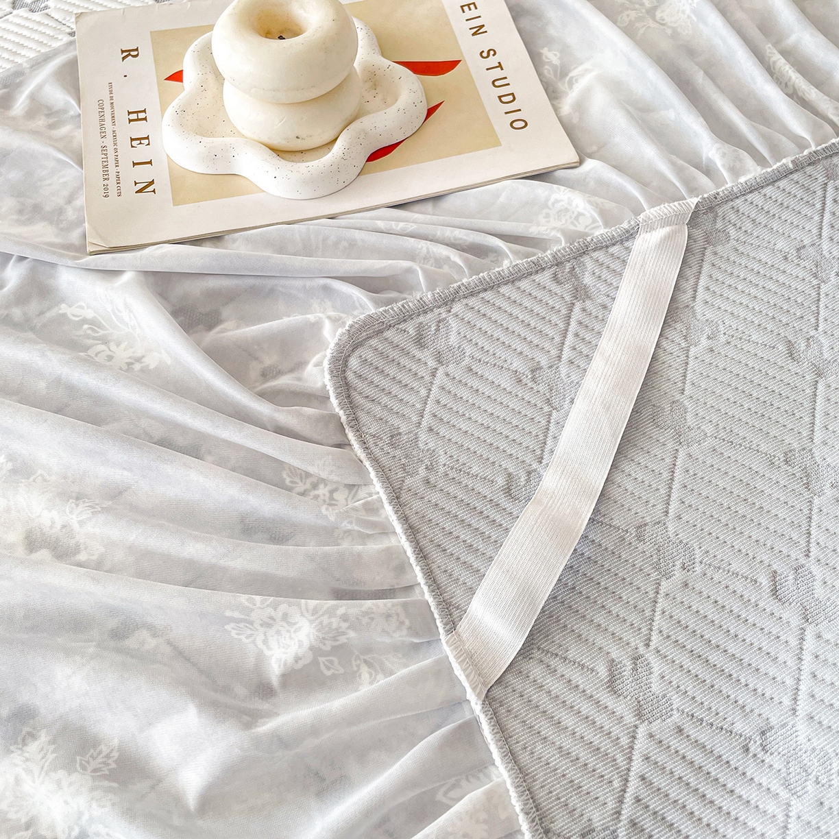 91家纺网 家纺一手货源 找家纺 莱凯家纺 2026新款550gPE提花床裙款凉席席子 小马菱格