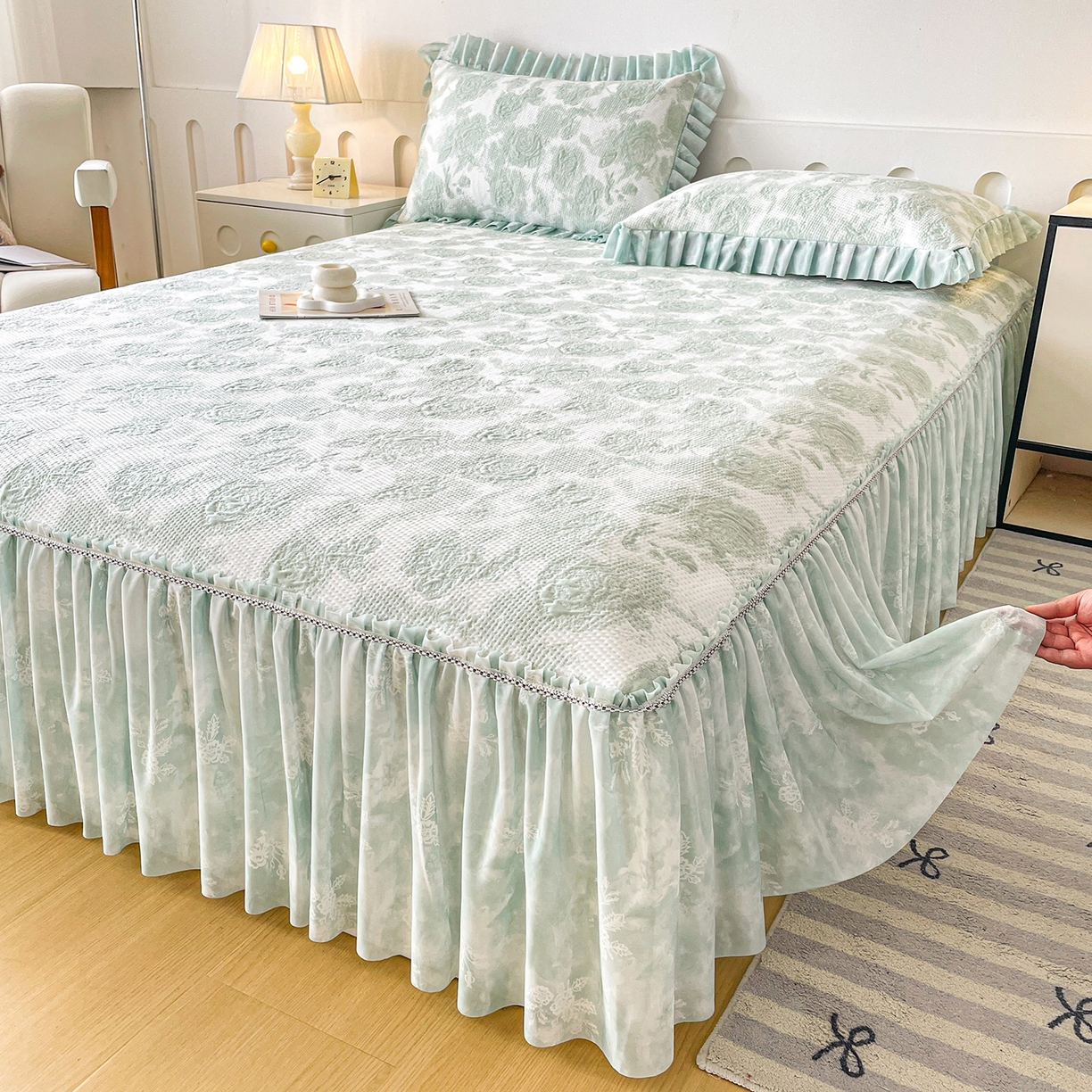 91家纺网 家纺一手货源 找家纺 莱凯家纺 2026新款550gPE提花床裙款凉席席子 雾影玫瑰-绿