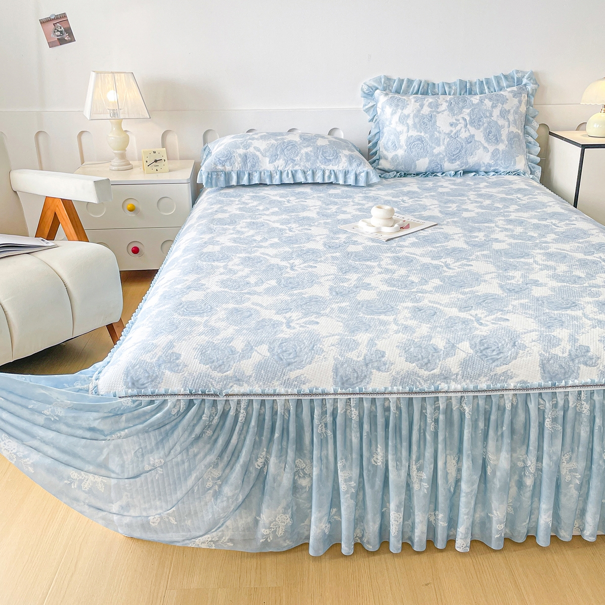 91家纺网 家纺一手货源 找家纺 莱凯家纺 2026新款550gPE提花床裙款凉席席子 雾影玫瑰-蓝