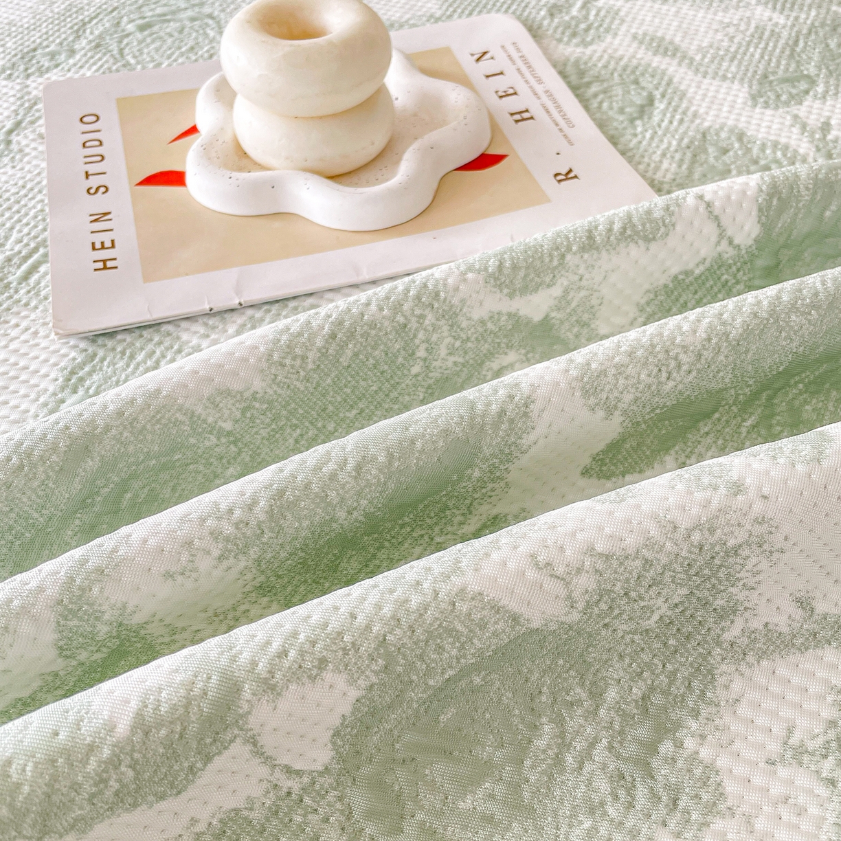 91家纺网 家纺一手货源 找家纺 莱凯家纺 2026新款550gPE提花床裙款凉席席子 雾影玫瑰-绿