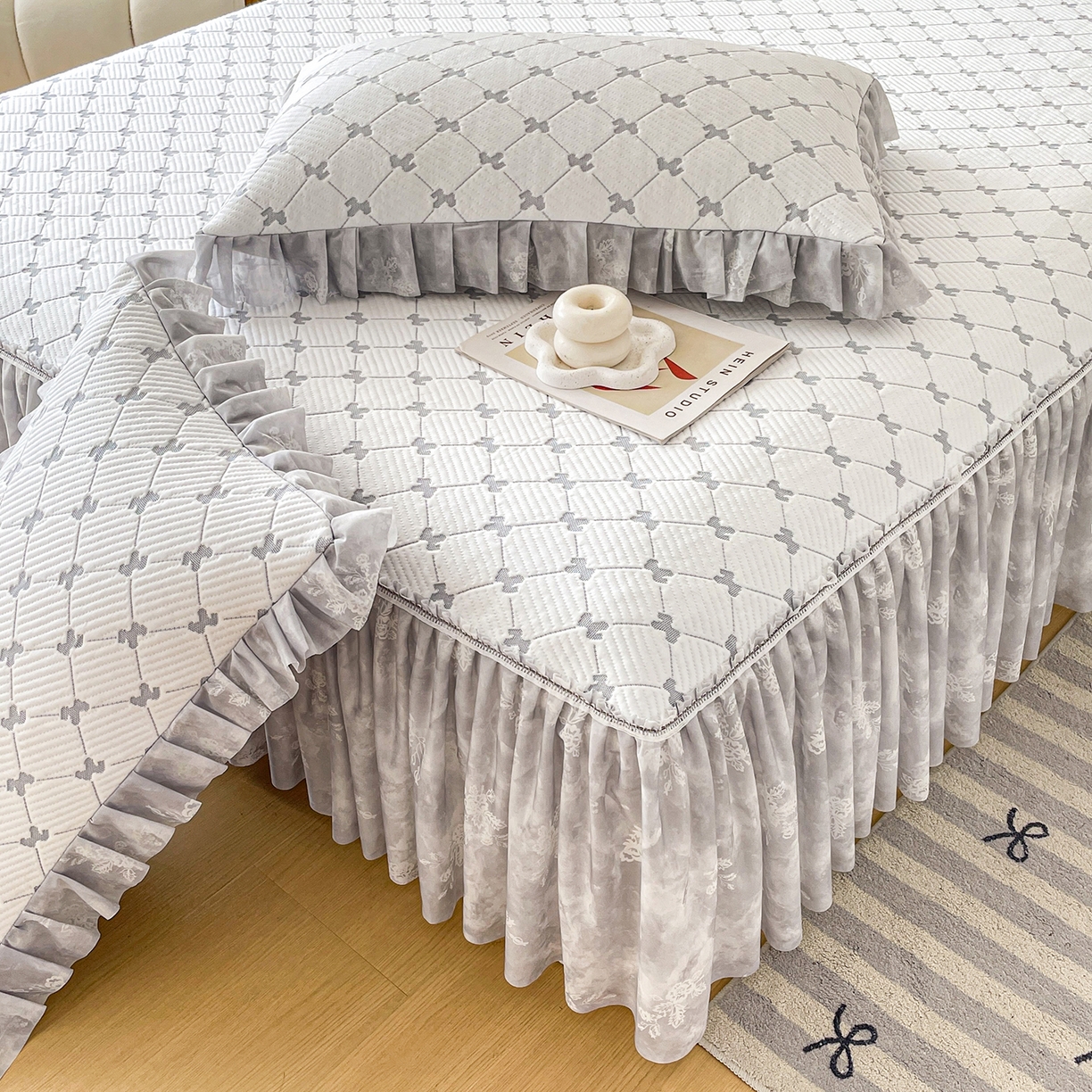 91家纺网 家纺一手货源 找家纺 莱凯家纺 2026新款550gPE提花床裙款凉席席子 小马菱格