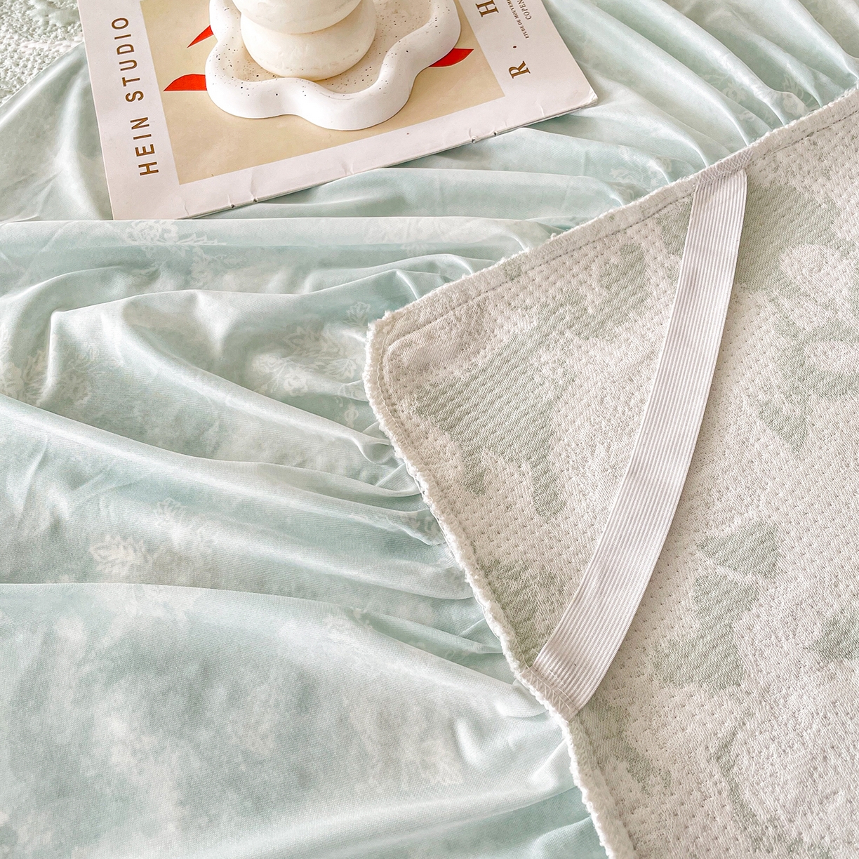 91家纺网 家纺一手货源 找家纺 莱凯家纺 2026新款550gPE提花床裙款凉席席子 雾影玫瑰-绿