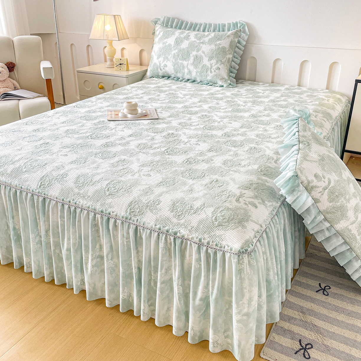 91家纺网 家纺一手货源 找家纺 莱凯家纺 2026新款550gPE提花床裙款凉席席子 雾影玫瑰-绿