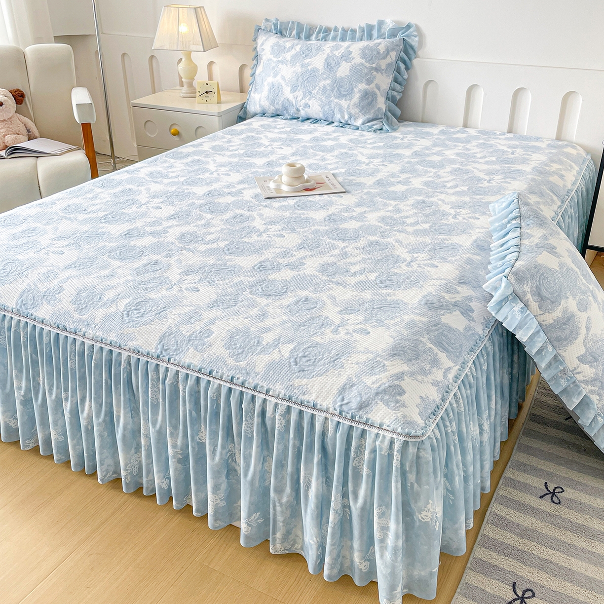 91家纺网 家纺一手货源 找家纺 莱凯家纺 2026新款550gPE提花床裙款凉席席子 雾影玫瑰-蓝