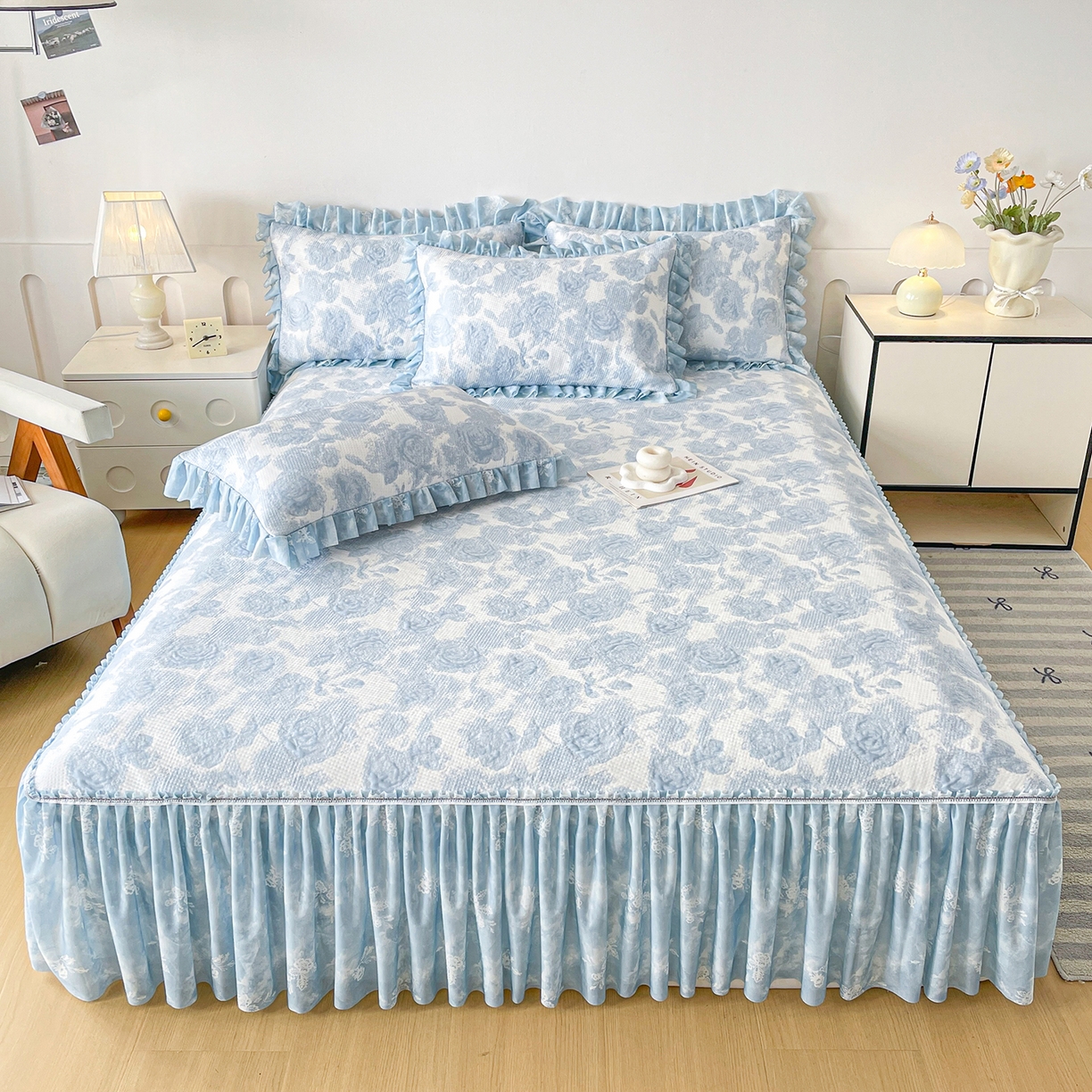 91家纺网 家纺一手货源 找家纺 莱凯家纺 2026新款550gPE提花床裙款凉席席子 雾影玫瑰-蓝