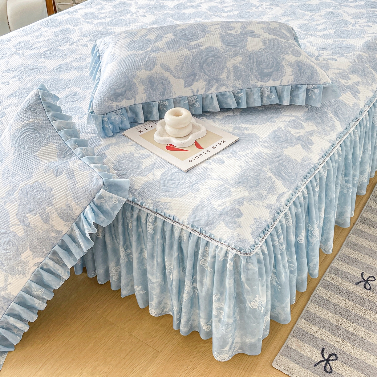 91家纺网 家纺一手货源 找家纺 莱凯家纺 2026新款550gPE提花床裙款凉席席子 雾影玫瑰-蓝