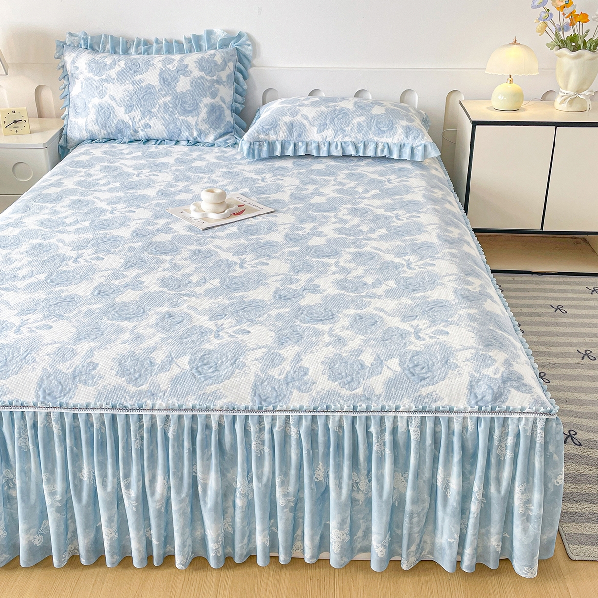 91家纺网 家纺一手货源 找家纺 莱凯家纺 2026新款550gPE提花床裙款凉席席子 雾影玫瑰-蓝