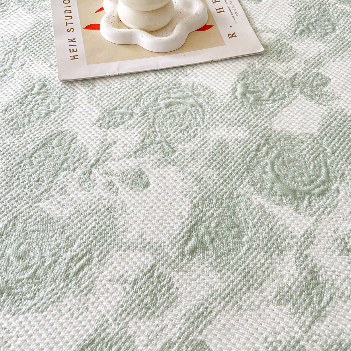 91家纺网 家纺一手货源 找家纺 莱凯家纺 2026新款550gPE提花床裙款凉席席子 雾影玫瑰-绿