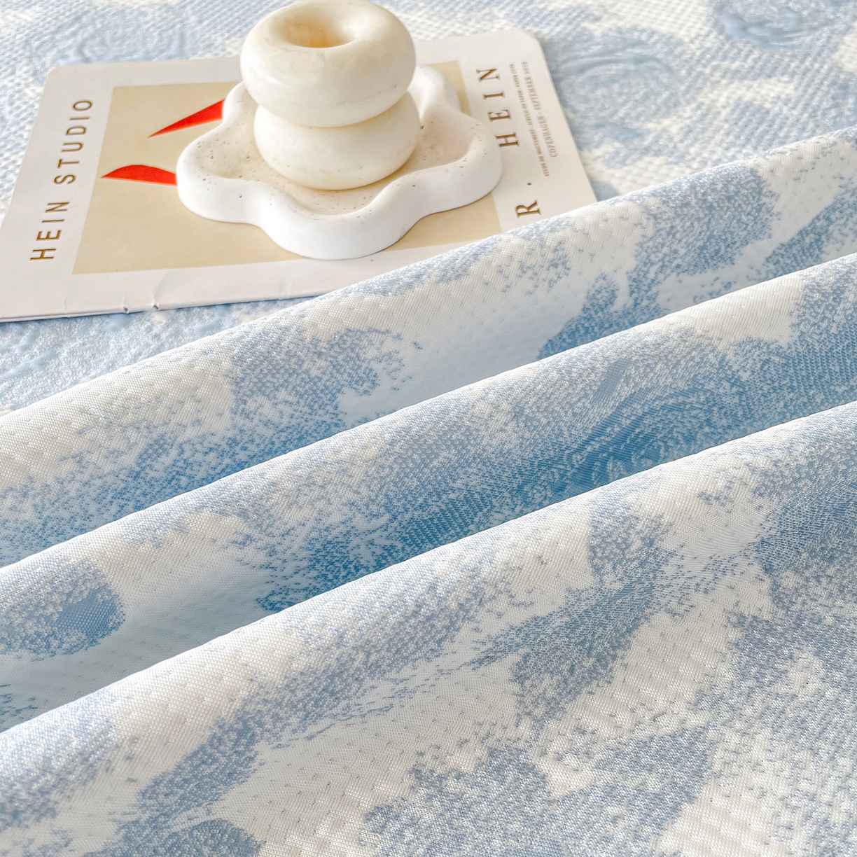 91家纺网 家纺一手货源 找家纺 莱凯家纺 2026新款550gPE提花床裙款凉席席子 雾影玫瑰-蓝