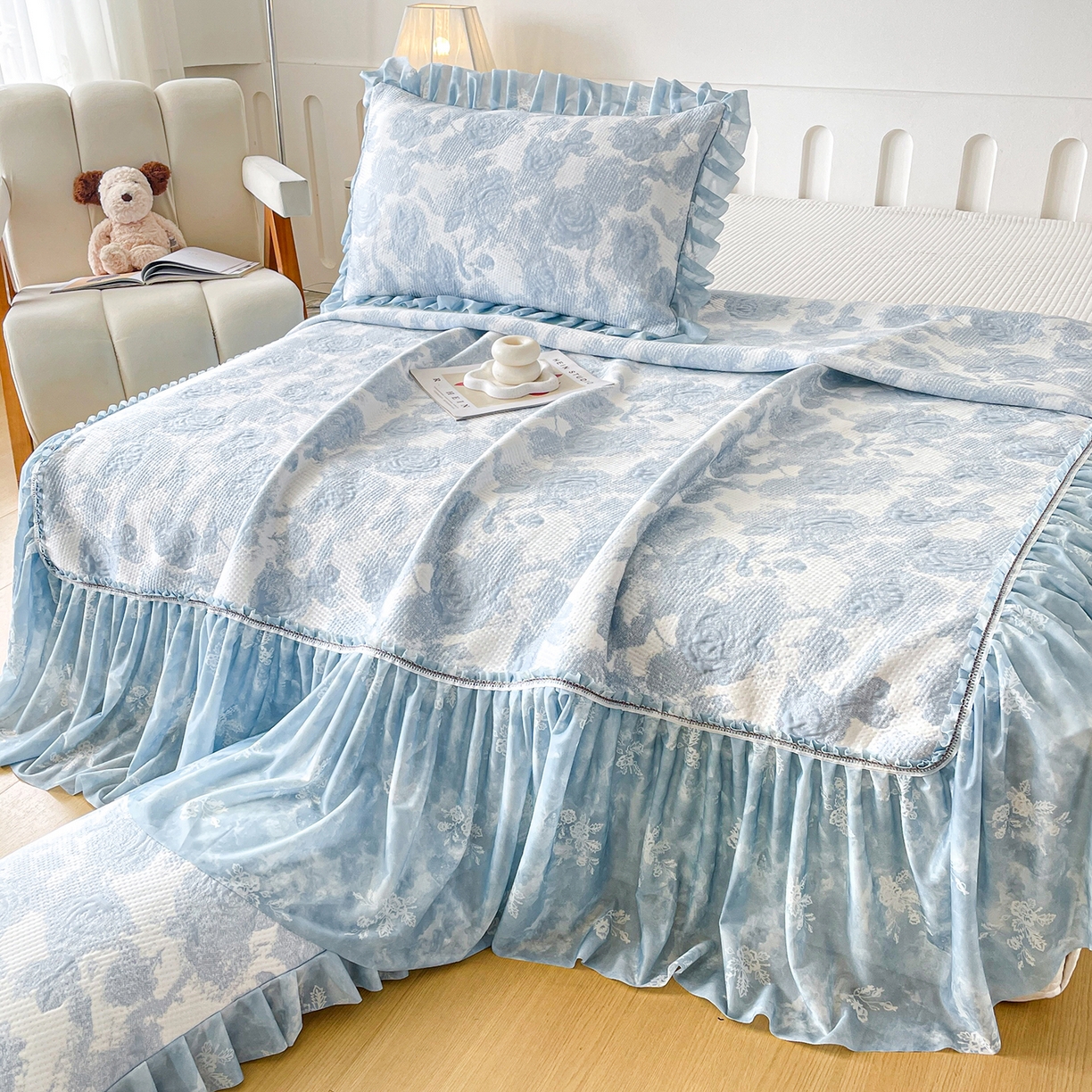 91家纺网 家纺一手货源 找家纺 莱凯家纺 2026新款550gPE提花床裙款凉席席子 雾影玫瑰-蓝