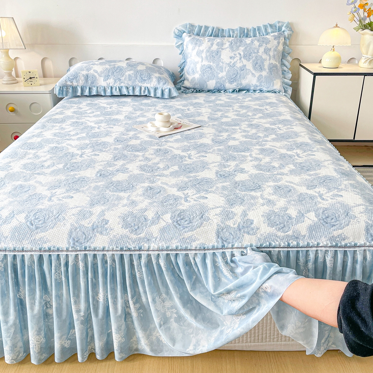 91家纺网 家纺一手货源 找家纺 莱凯家纺 2026新款550gPE提花床裙款凉席席子 雾影玫瑰-蓝