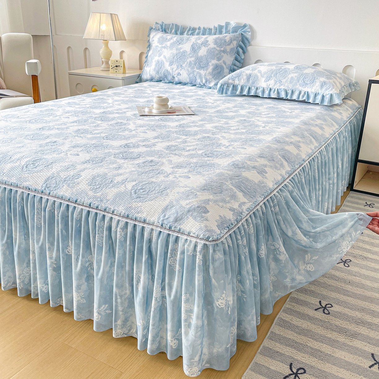 91家纺网 家纺一手货源 找家纺 莱凯家纺 2026新款550gPE提花床裙款凉席席子 雾影玫瑰-蓝