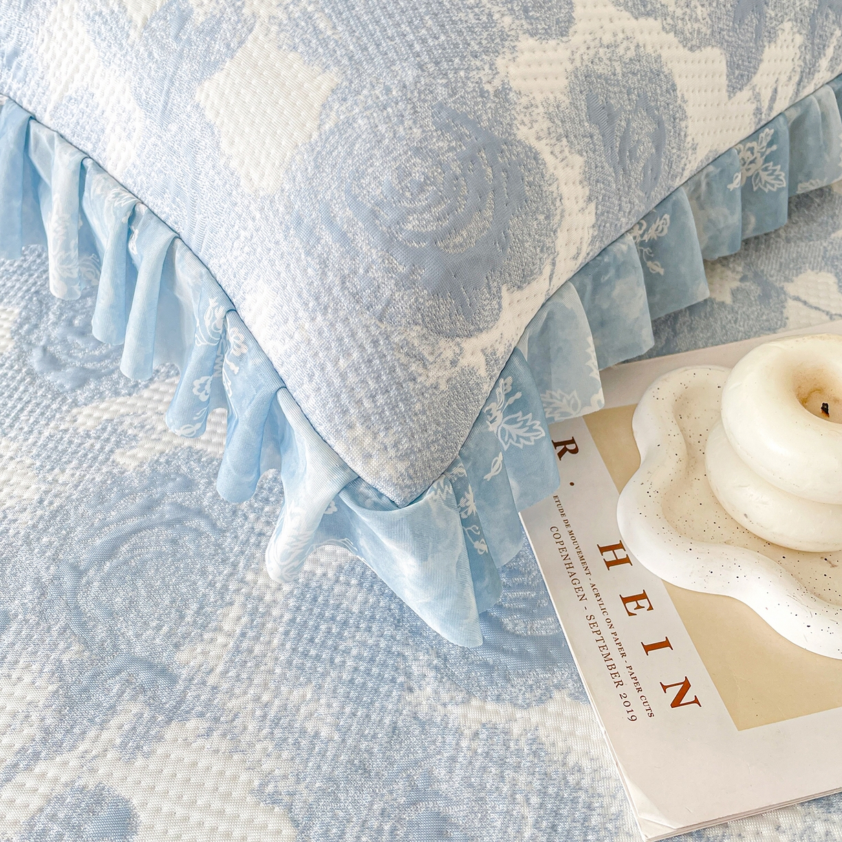 91家纺网 家纺一手货源 找家纺 莱凯家纺 2026新款550gPE提花床裙款凉席席子 雾影玫瑰-蓝