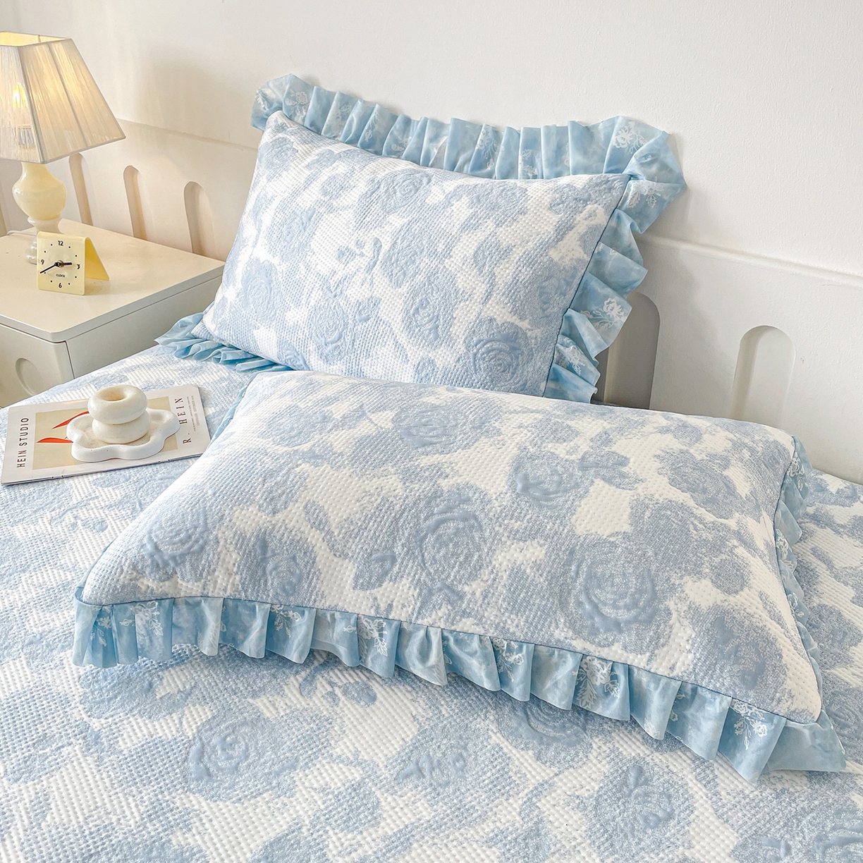 91家纺网 家纺一手货源 找家纺 莱凯家纺 2026新款550gPE提花床裙款凉席席子 雾影玫瑰-蓝