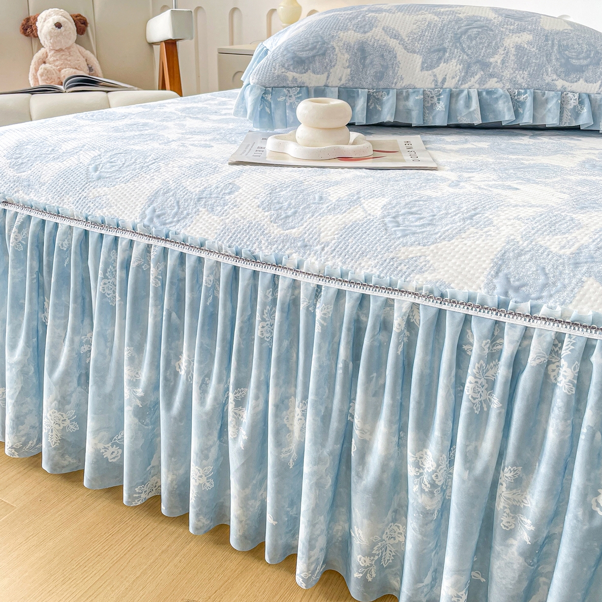 91家纺网 家纺一手货源 找家纺 莱凯家纺 2026新款550gPE提花床裙款凉席席子 雾影玫瑰-蓝