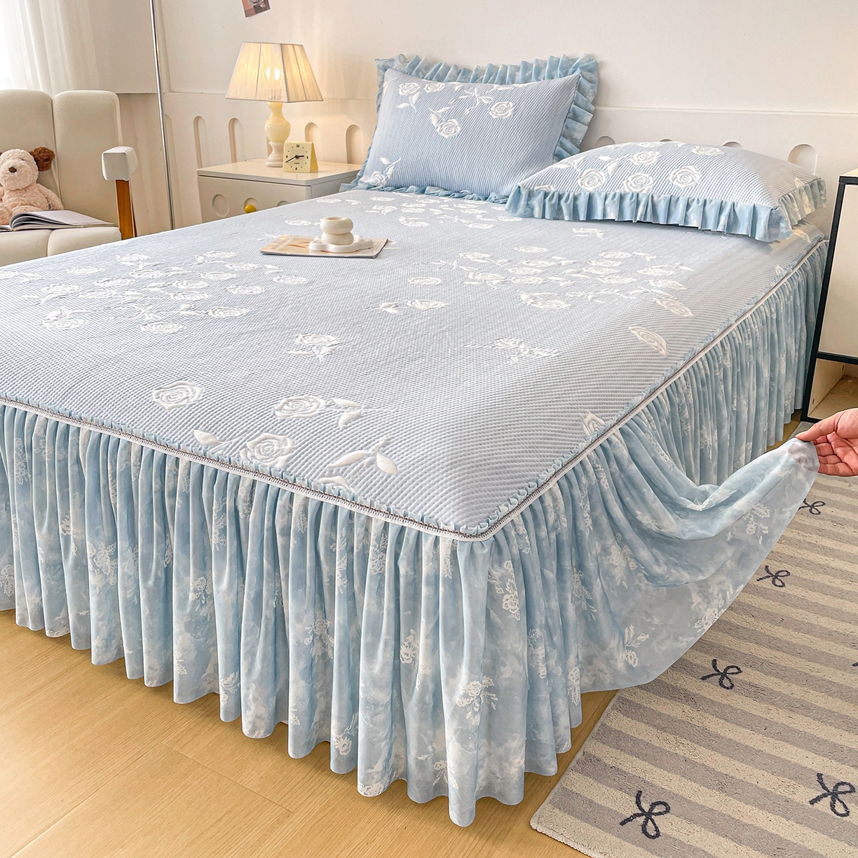 91家纺网 家纺一手货源 找家纺 莱凯家纺 2026新款550gPE提花床裙款凉席席子 冰蓝奶芙玫瑰