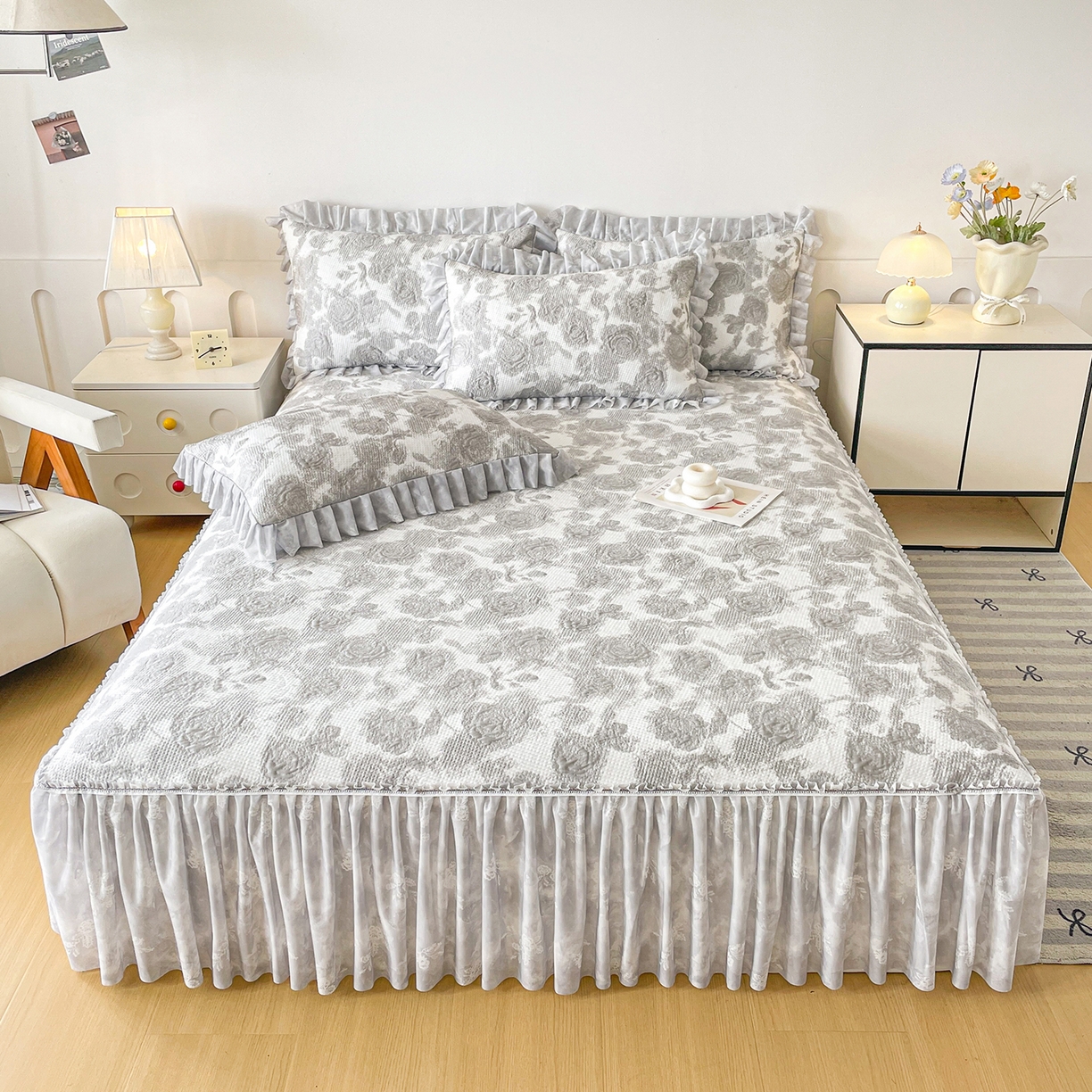 91家纺网 家纺一手货源 找家纺 莱凯家纺 2026新款550gPE提花床裙款凉席席子 雾影玫瑰-灰