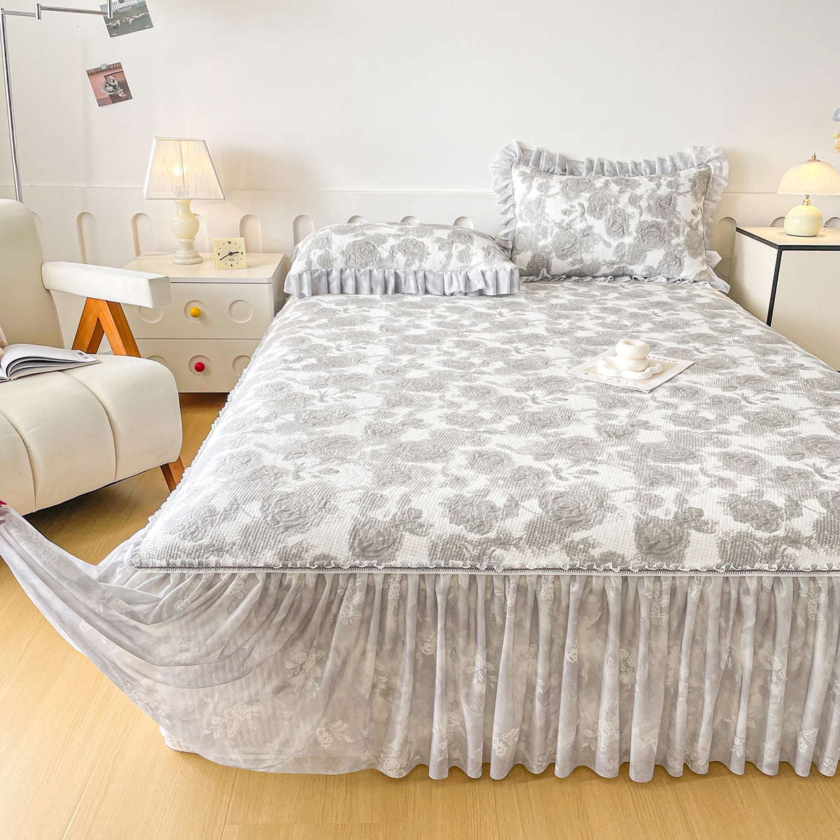 91家纺网 家纺一手货源 找家纺 莱凯家纺 2026新款550gPE提花床裙款凉席席子 雾影玫瑰-灰