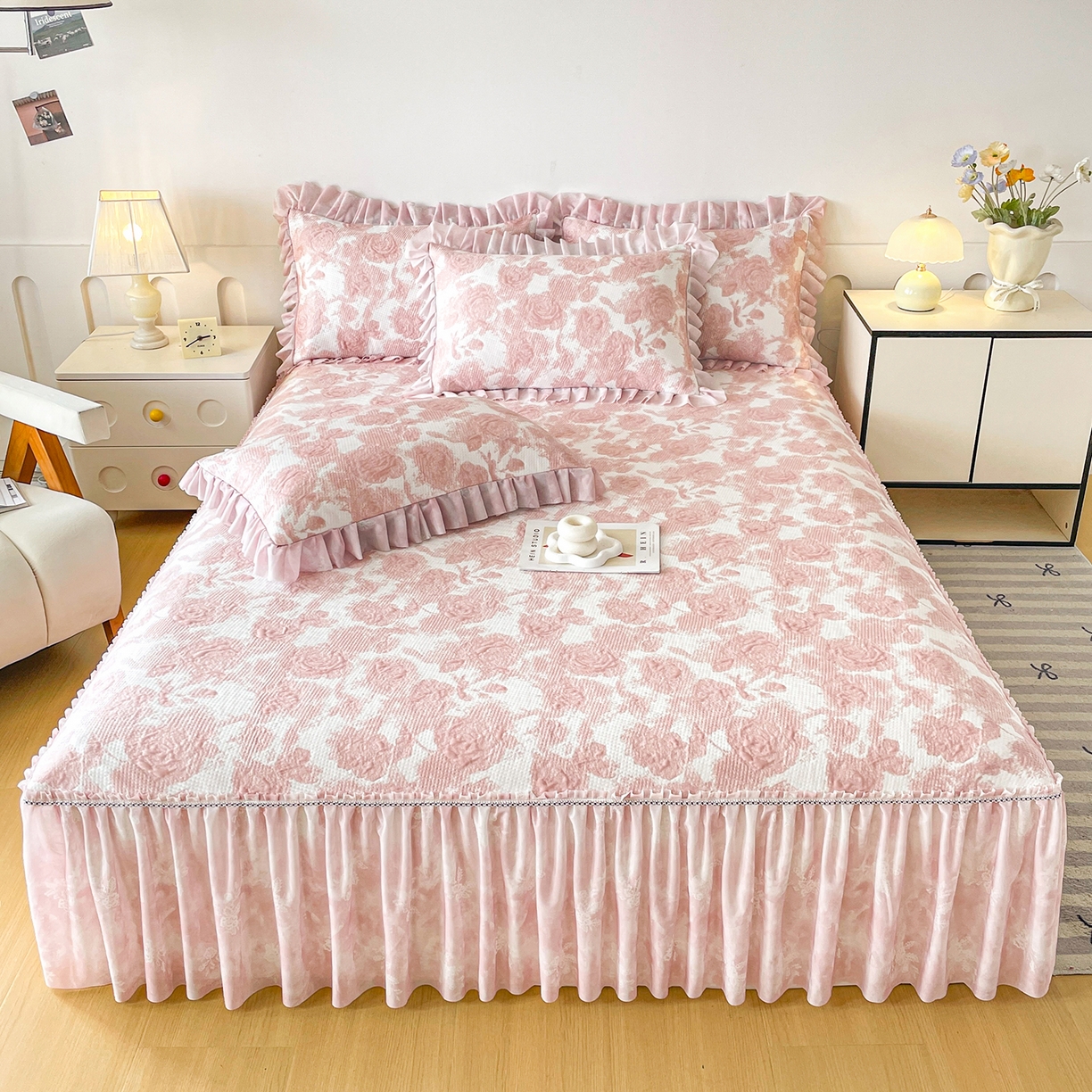 91家纺网 家纺一手货源 找家纺 莱凯家纺 2026新款550gPE提花床裙款凉席席子 雾影玫瑰-粉