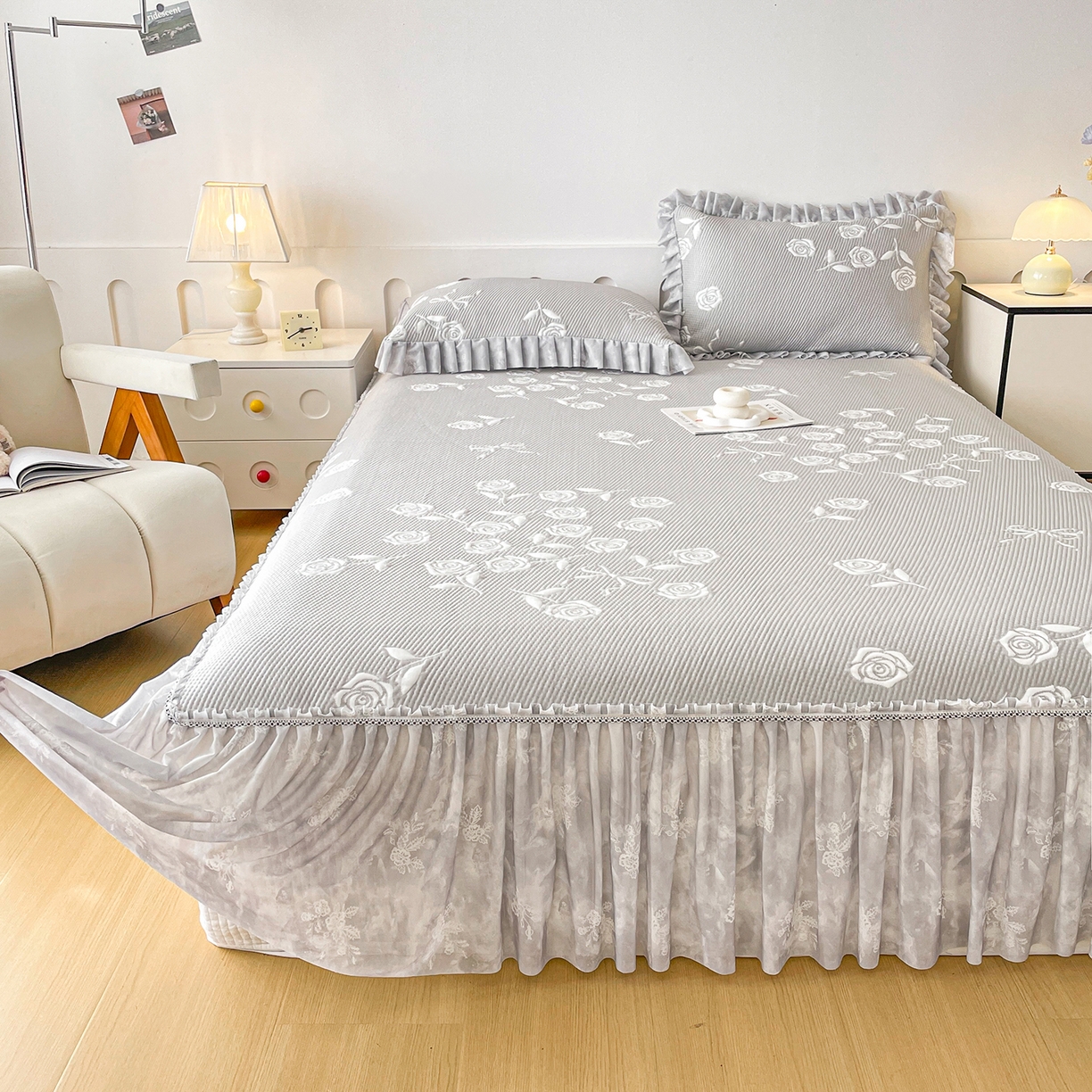 91家纺网 家纺一手货源 找家纺 莱凯家纺 2026新款550gPE提花床裙款凉席席子 冰灰奶芙玫瑰