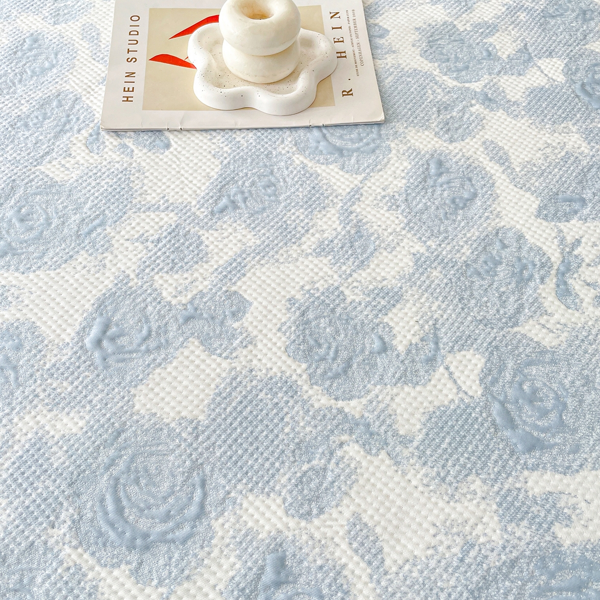 91家纺网 家纺一手货源 找家纺 莱凯家纺 2026新款550gPE提花床裙款凉席席子 雾影玫瑰-蓝