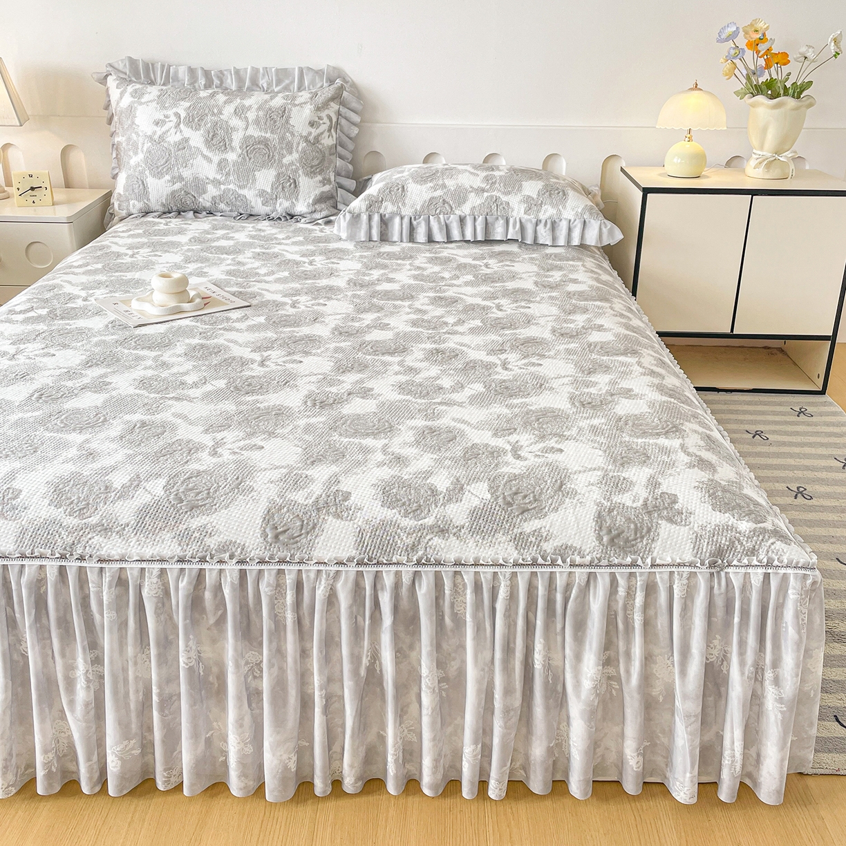 91家纺网 家纺一手货源 找家纺 莱凯家纺 2026新款550gPE提花床裙款凉席席子 雾影玫瑰-灰