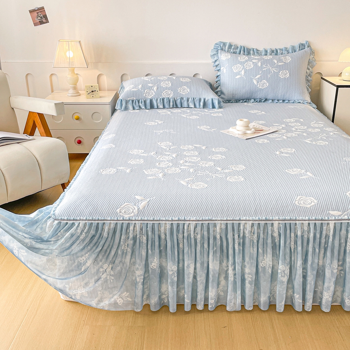 91家纺网 家纺一手货源 找家纺 莱凯家纺 2026新款550gPE提花床裙款凉席席子 冰蓝奶芙玫瑰