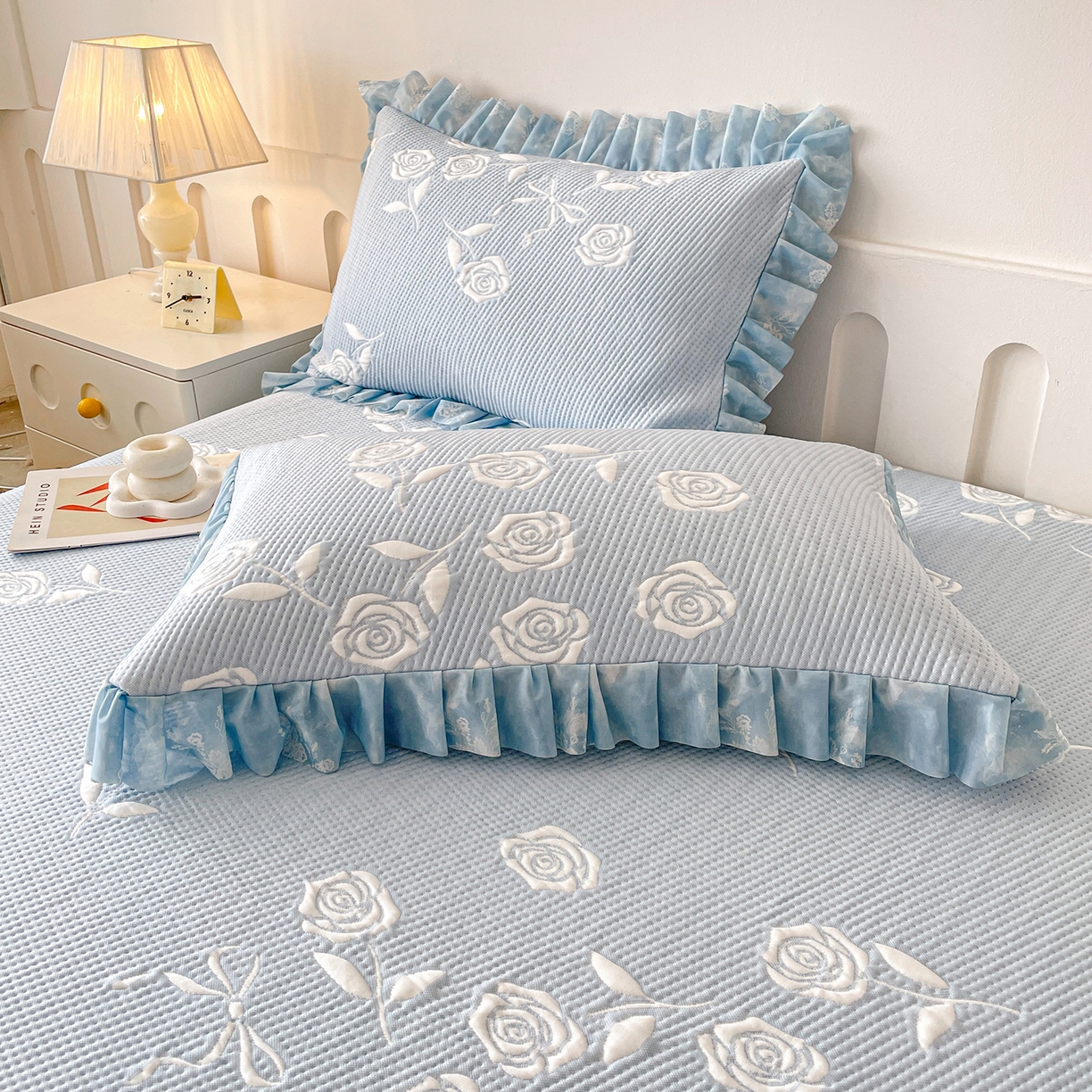 91家纺网 家纺一手货源 找家纺 莱凯家纺 2026新款550gPE提花床裙款凉席席子 冰蓝奶芙玫瑰