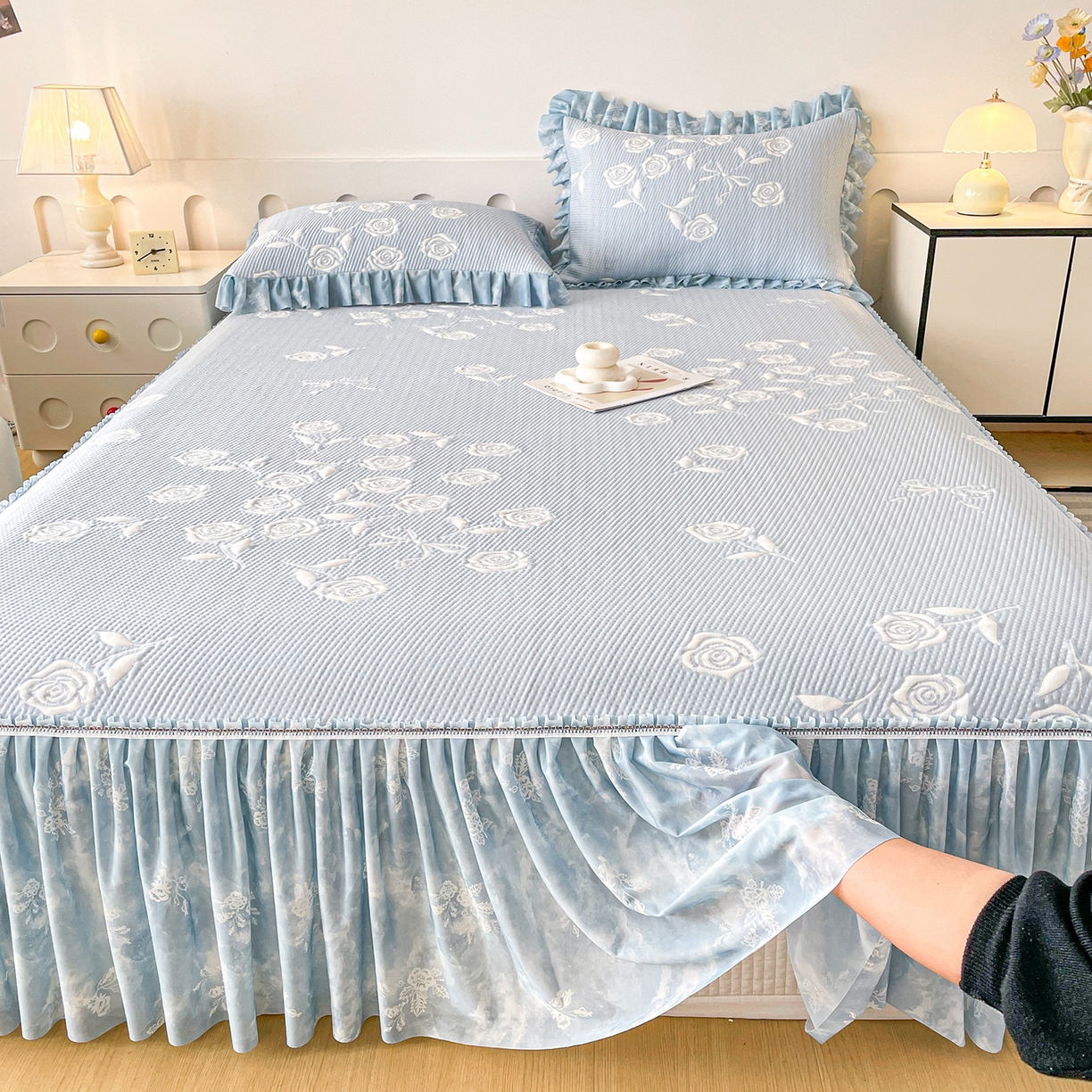 91家纺网 家纺一手货源 找家纺 莱凯家纺 2026新款550gPE提花床裙款凉席席子 冰蓝奶芙玫瑰