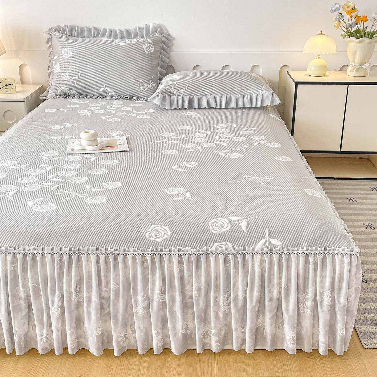 91家纺网 家纺一手货源 找家纺 莱凯家纺 2026新款550gPE提花床裙款凉席席子 冰灰奶芙玫瑰