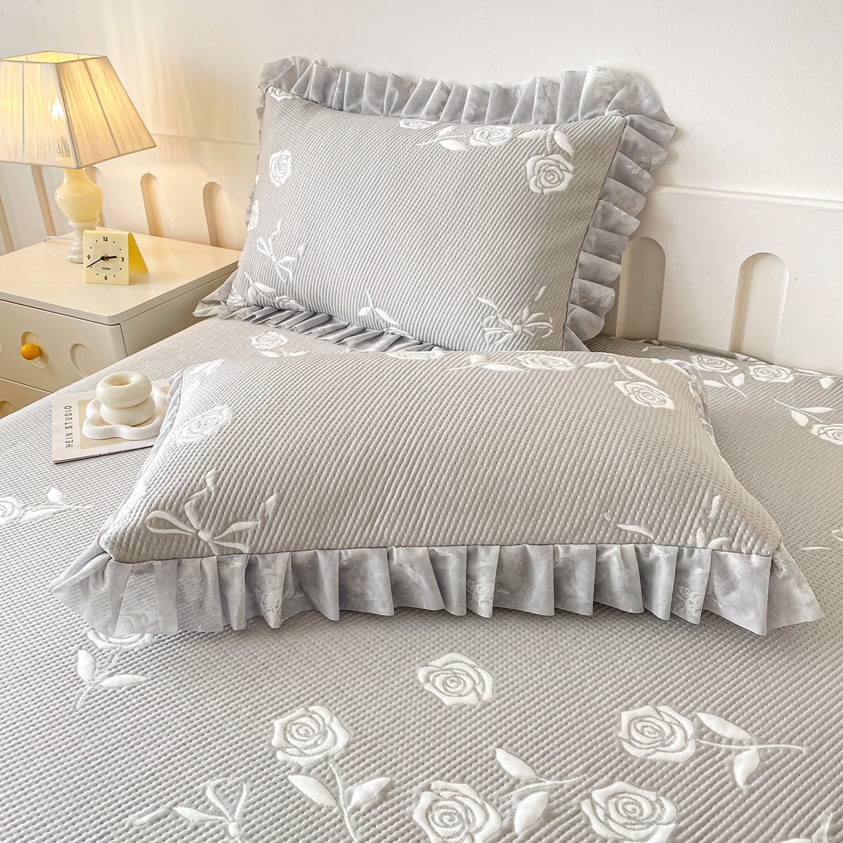 91家纺网 家纺一手货源 找家纺 莱凯家纺 2026新款550gPE提花床裙款凉席席子 冰灰奶芙玫瑰