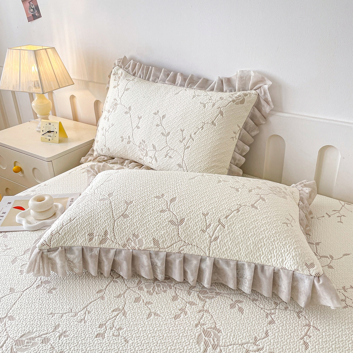 91家纺网 家纺一手货源 找家纺 莱凯家纺 2026新款550gPE提花床裙款凉席席子 浅茶枝语