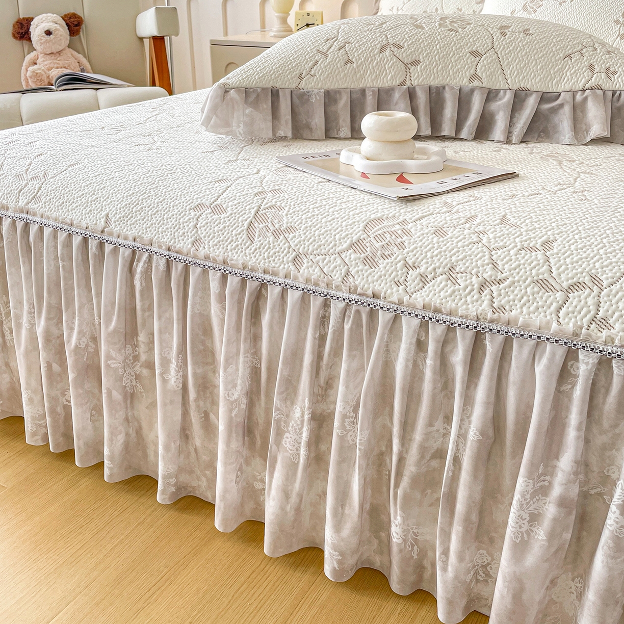 91家纺网 家纺一手货源 找家纺 莱凯家纺 2026新款550gPE提花床裙款凉席席子 浅茶枝语