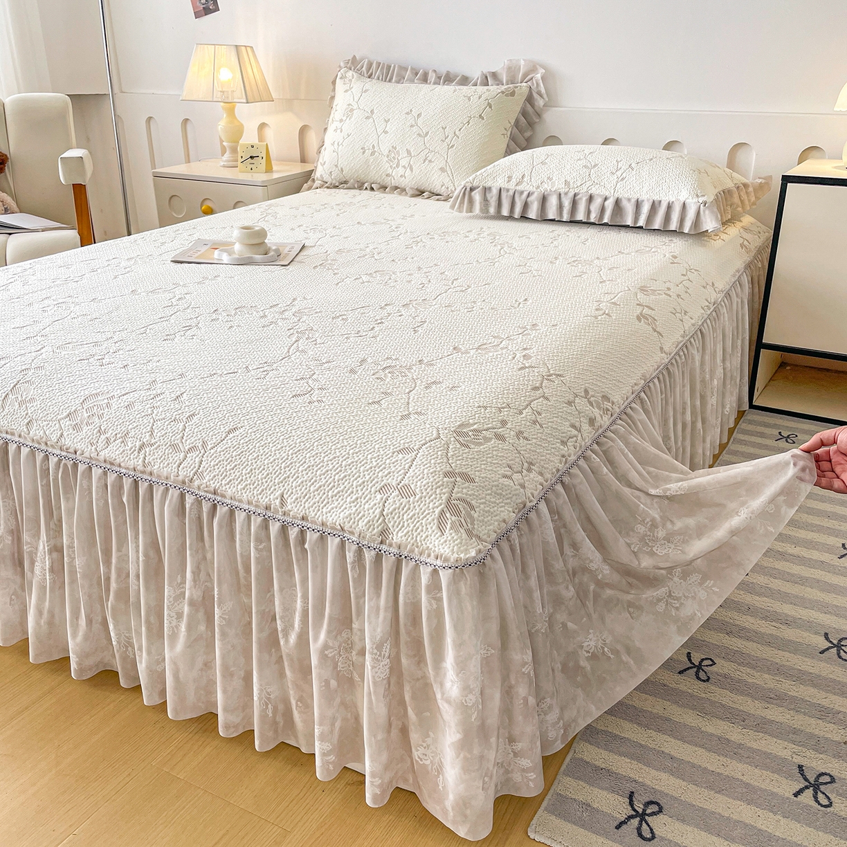 91家纺网 家纺一手货源 找家纺 莱凯家纺 2026新款550gPE提花床裙款凉席席子 浅茶枝语