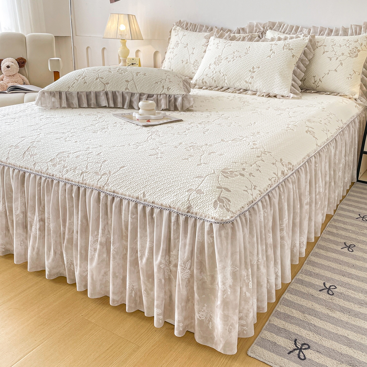 91家纺网 家纺一手货源 找家纺 莱凯家纺 2026新款550gPE提花床裙款凉席席子 浅茶枝语