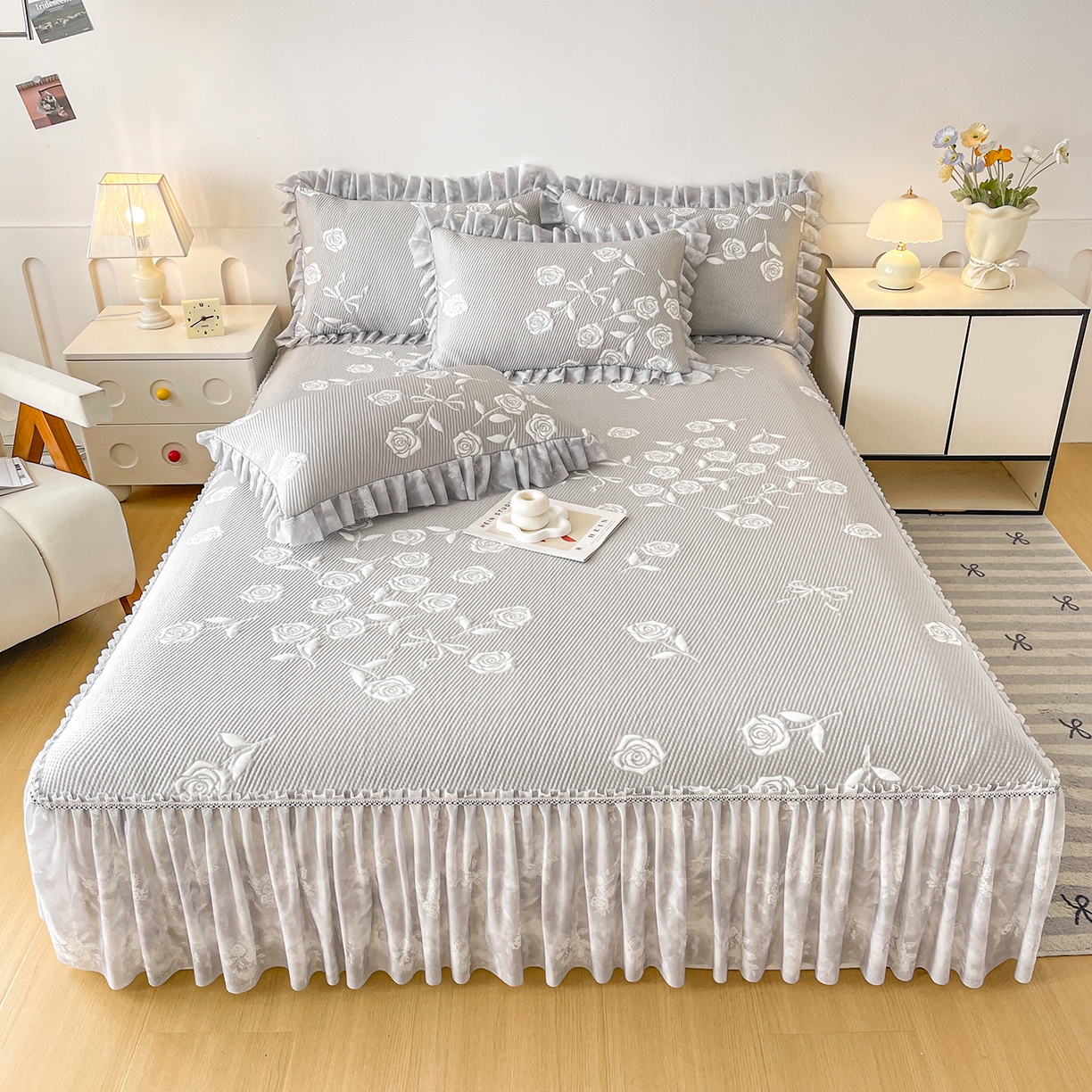 91家纺网 家纺一手货源 找家纺 莱凯家纺 2026新款550gPE提花床裙款凉席席子 冰灰奶芙玫瑰