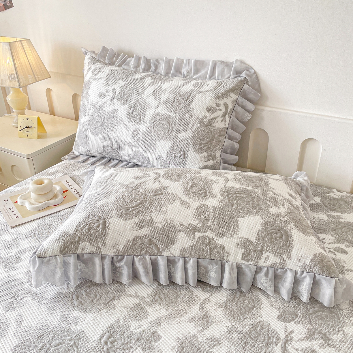 91家纺网 家纺一手货源 找家纺 莱凯家纺 2026新款550gPE提花床裙款凉席席子 雾影玫瑰-灰