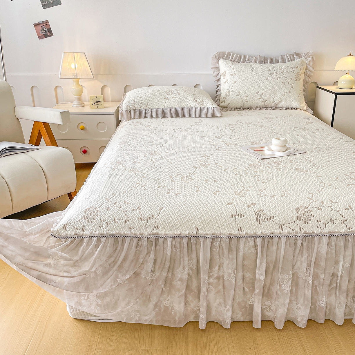 91家纺网 家纺一手货源 找家纺 莱凯家纺 2026新款550gPE提花床裙款凉席席子 浅茶枝语