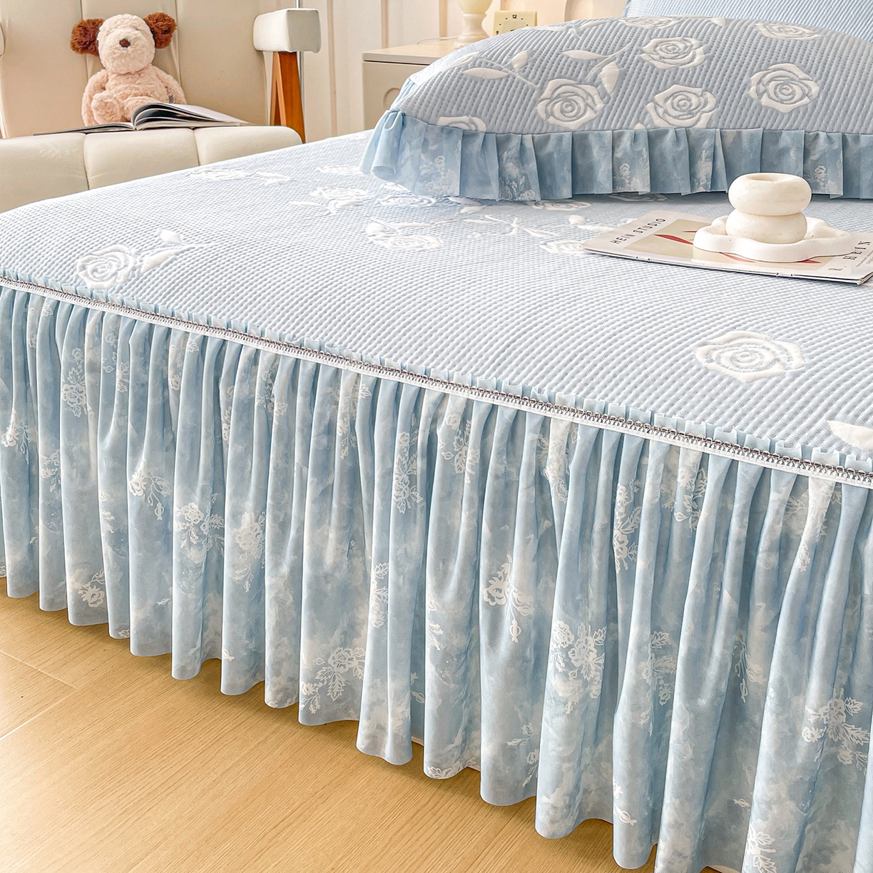 91家纺网 家纺一手货源 找家纺 莱凯家纺 2026新款550gPE提花床裙款凉席席子 冰蓝奶芙玫瑰