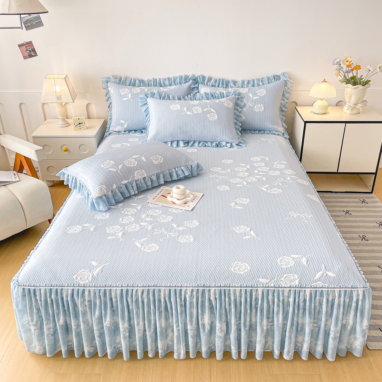 91家纺网 家纺一手货源 找家纺 莱凯家纺 2026新款550gPE提花床裙款凉席席子 冰蓝奶芙玫瑰