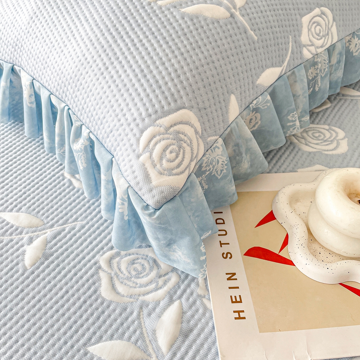 91家纺网 家纺一手货源 找家纺 莱凯家纺 2026新款550gPE提花床裙款凉席席子 冰蓝奶芙玫瑰