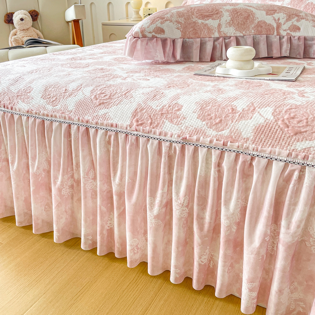 91家纺网 家纺一手货源 找家纺 莱凯家纺 2026新款550gPE提花床裙款凉席席子 雾影玫瑰-粉