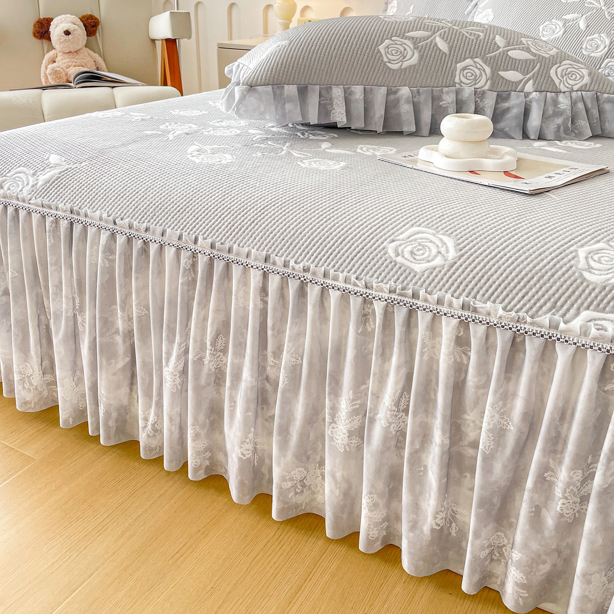 91家纺网 家纺一手货源 找家纺 莱凯家纺 2026新款550gPE提花床裙款凉席席子 冰灰奶芙玫瑰