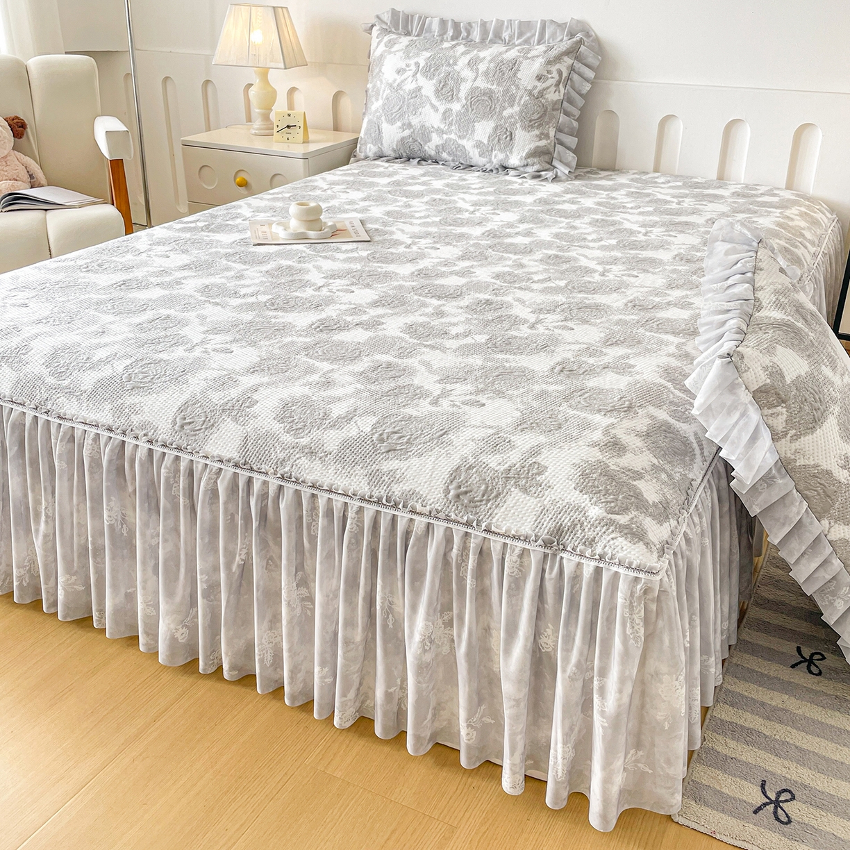 91家纺网 家纺一手货源 找家纺 莱凯家纺 2026新款550gPE提花床裙款凉席席子 雾影玫瑰-灰