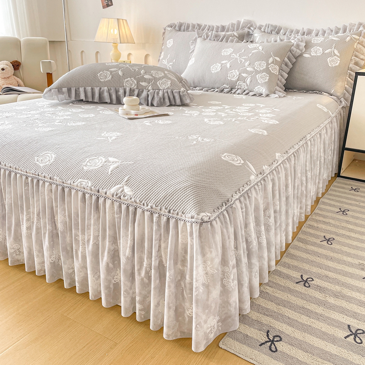 91家纺网 家纺一手货源 找家纺 莱凯家纺 2026新款550gPE提花床裙款凉席席子 冰灰奶芙玫瑰