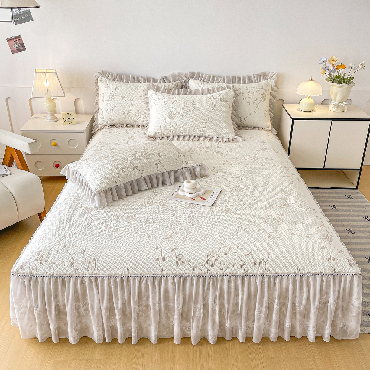 91家纺网 家纺一手货源 找家纺 莱凯家纺 2026新款550gPE提花床裙款凉席席子 浅茶枝语