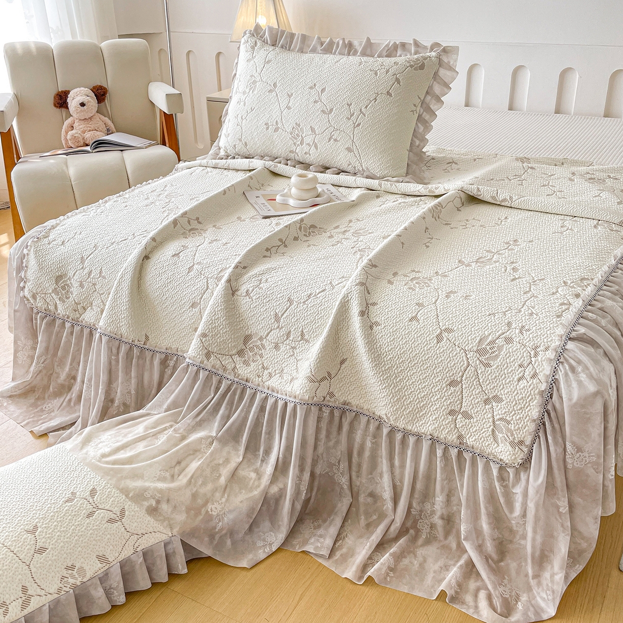 91家纺网 家纺一手货源 找家纺 莱凯家纺 2026新款550gPE提花床裙款凉席席子 浅茶枝语